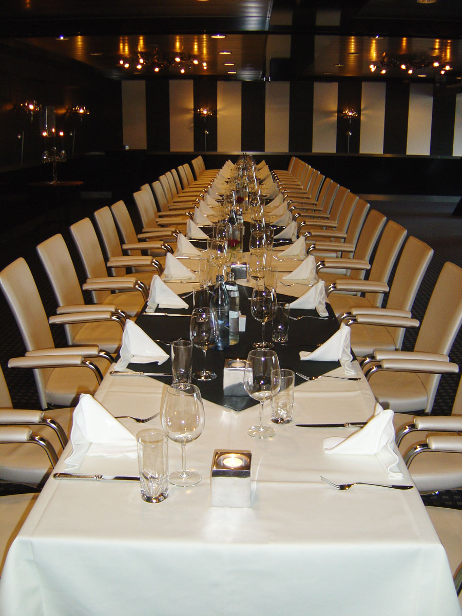 Table-banquet.jpg